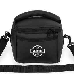 Bolsa térmica personalizada 5 litros preta com revestimento interno térmico, alça de mão acolchoada, alça transversal ajustável e bolso frontal com zíper.
