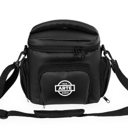 Bolsa térmica personalizada 7 litros preta com tecido impermeável, revestimento térmico interno, alça de mão acolchoada, alça transversal ajustável e bolsos externos com zíper.