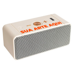 Caixa de som multimídia M8 personalizada na cor bege, com grade frontal metálica, botões superiores e área para impressão da marca, ideal para brinde corporativo tecnológico.